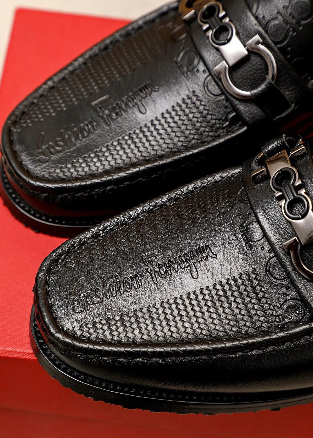 Men's shoes 💰462 💐 Product trademark: Ferragamo "Ferragamo" casual leather shoes Regular size: 38-44 (45.46🉑️customized) Product materials: Selected imported first-layer calfskin embossed upper + luxury hardware buckle, imported water-dyed cow leather lining. Strong three-dimensional visual effect, combined outsole Color: 1⃣️color optional